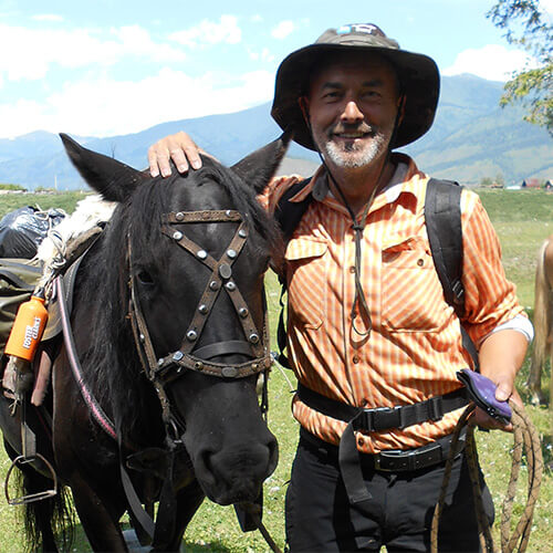 Vsi potrebujemo roko, ko nas življenje postavi pred težke izzive. DAMI svetovanje d.o.o., Žak D. Miklavec